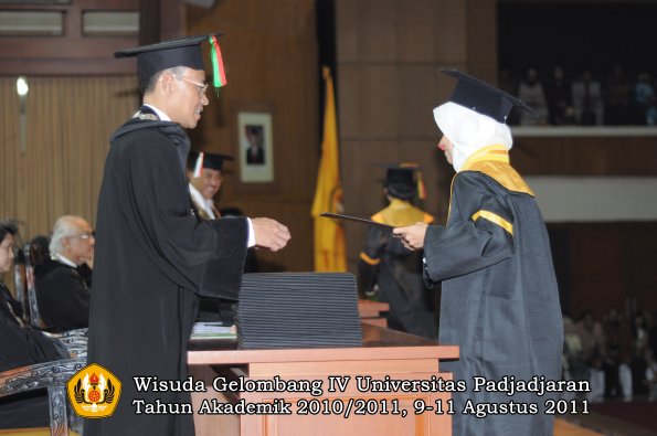 wisuda-fmipa-oleh-dekan-114