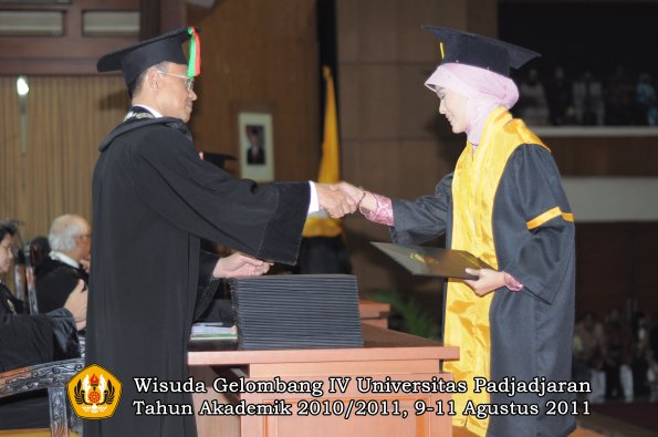 wisuda-fmipa-oleh-dekan-115