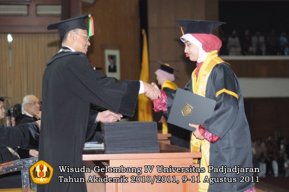 wisuda-fmipa-oleh-dekan-116