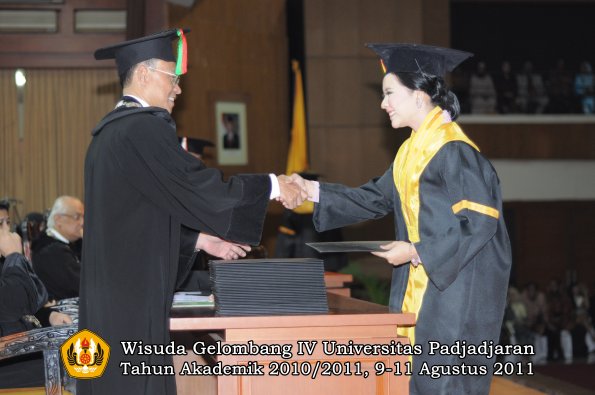 wisuda-fmipa-oleh-dekan-122