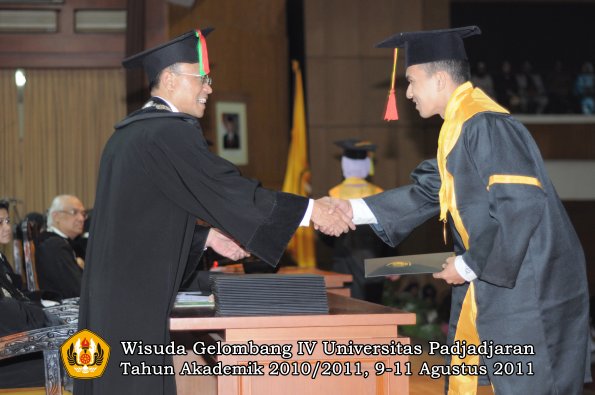 wisuda-fmipa-oleh-dekan-132