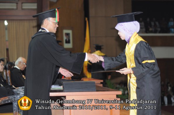 wisuda-fmipa-oleh-dekan-135