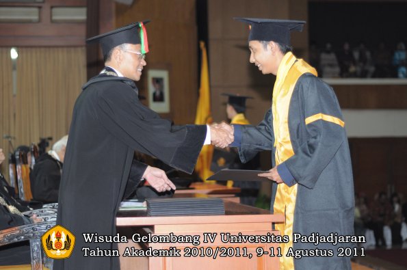 wisuda-fmipa-oleh-dekan-142