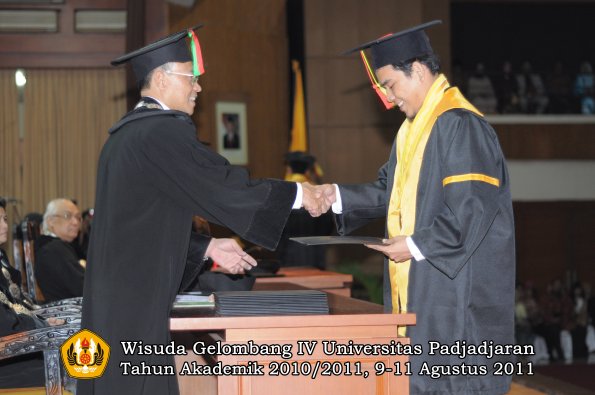 wisuda-fmipa-oleh-dekan-143