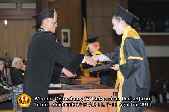 wisuda-fmipa-oleh-dekan-149