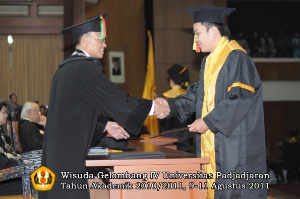 wisuda-fmipa-oleh-dekan-150