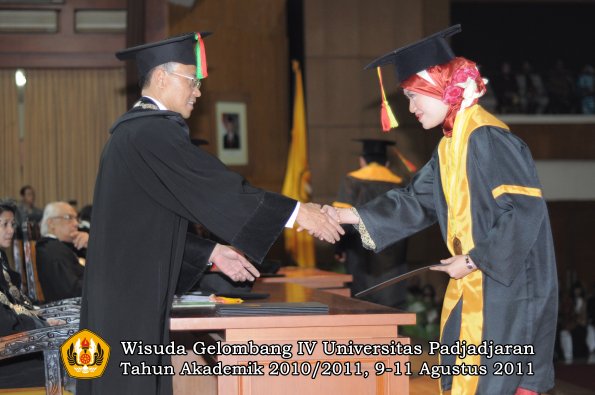 wisuda-fmipa-oleh-dekan-151