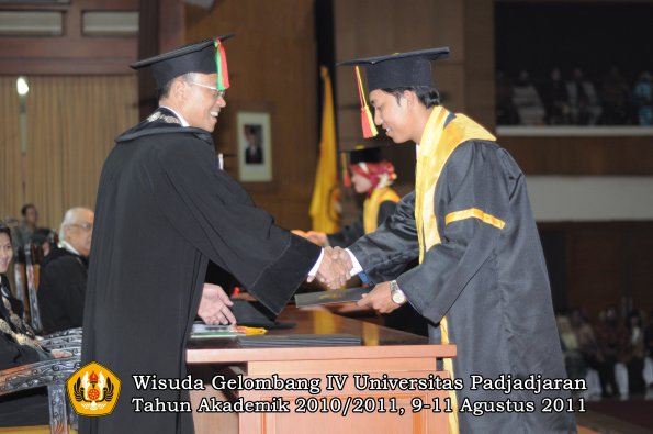 wisuda-fmipa-oleh-dekan-152