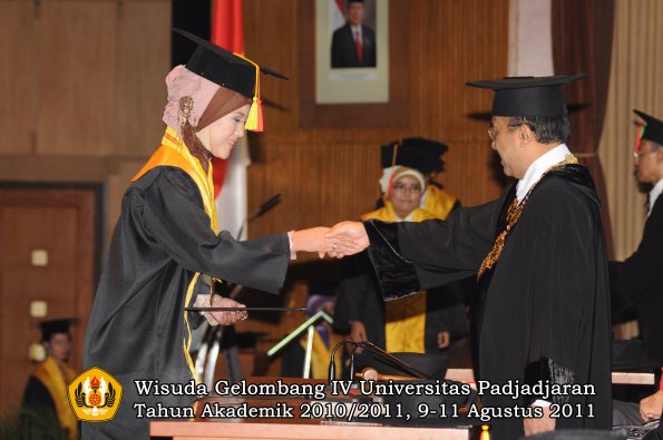 wisuda-fmipa-oleh-rektor-026