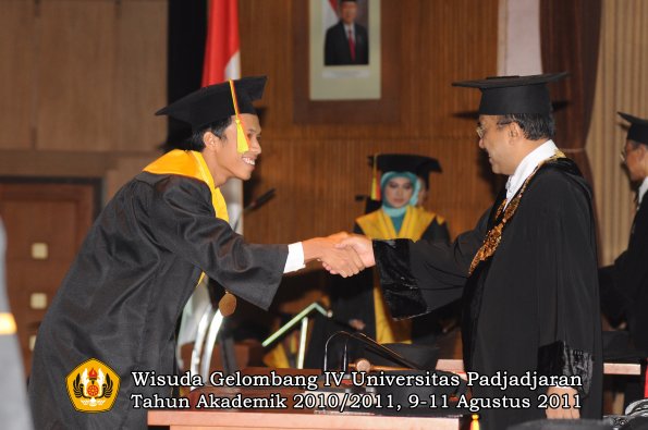 wisuda-fmipa-oleh-rektor-037