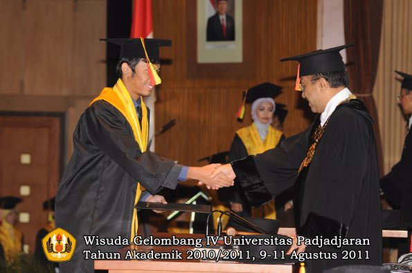 wisuda-fmipa-oleh-rektor-040