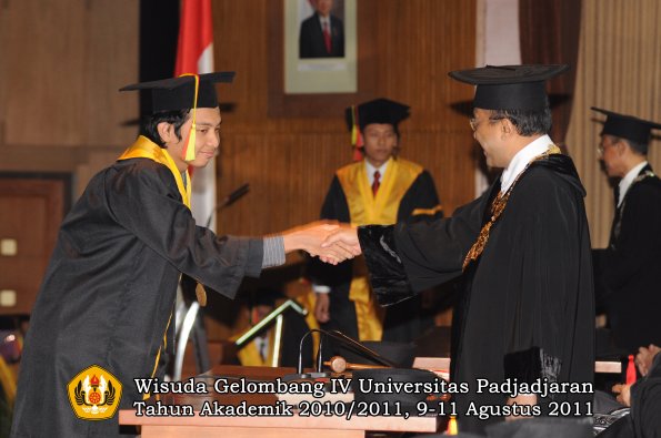 wisuda-fmipa-oleh-rektor-054