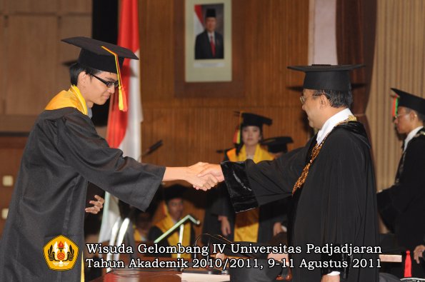 wisuda-fmipa-oleh-rektor-060