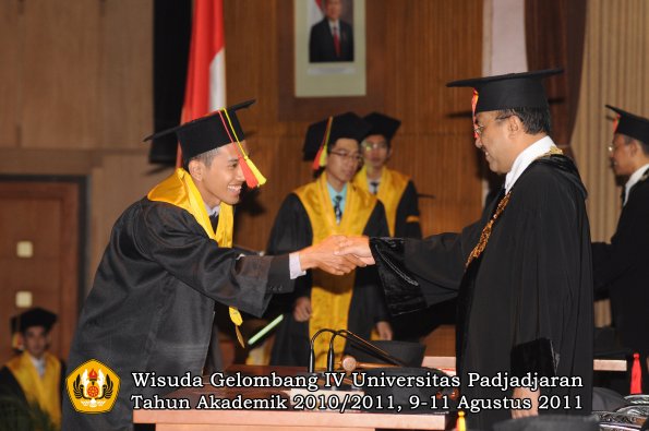 wisuda-fmipa-oleh-rektor-064