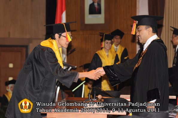 wisuda-fmipa-oleh-rektor-066