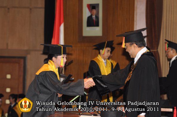 wisuda-fmipa-oleh-rektor-071