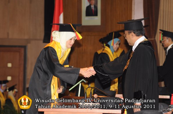 wisuda-fmipa-oleh-rektor-074