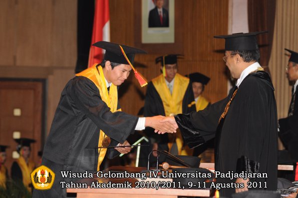 wisuda-fmipa-oleh-rektor-076