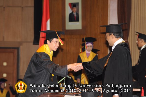 wisuda-fmipa-oleh-rektor-079