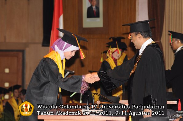 wisuda-fmipa-oleh-rektor-083