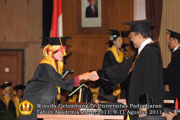 wisuda-fmipa-oleh-rektor-084