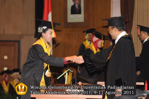 wisuda-fmipa-oleh-rektor-085