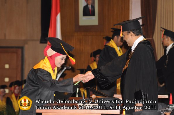 wisuda-fmipa-oleh-rektor-086