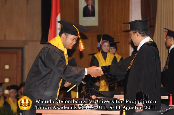 wisuda-fmipa-oleh-rektor-087