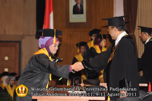 wisuda-fmipa-oleh-rektor-088