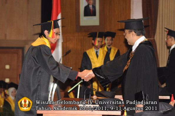 wisuda-fmipa-oleh-rektor-090