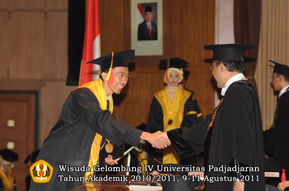 wisuda-fmipa-oleh-rektor-093