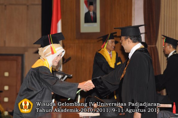 wisuda-fmipa-oleh-rektor-098