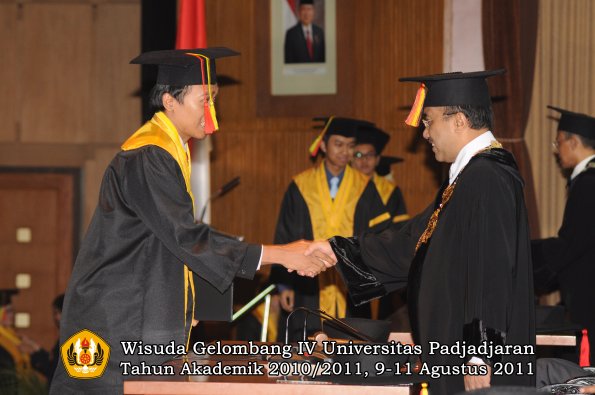 wisuda-fmipa-oleh-rektor-099