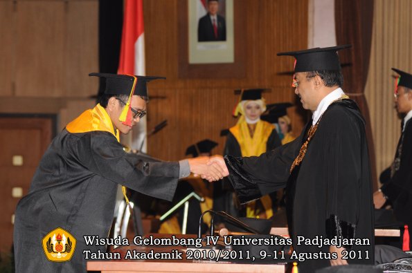 wisuda-fmipa-oleh-rektor-101