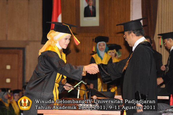 wisuda-fmipa-oleh-rektor-102