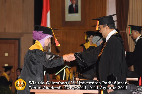 wisuda-fmipa-oleh-rektor-111