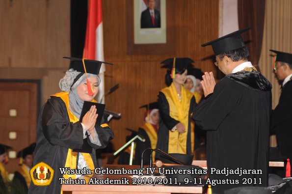 wisuda-fmipa-oleh-rektor-112