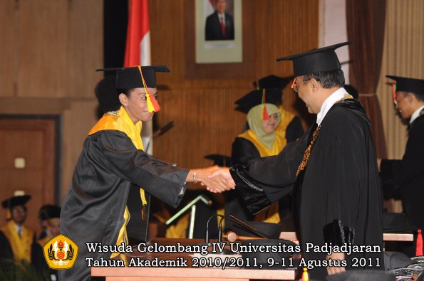 wisuda-fmipa-oleh-rektor-118