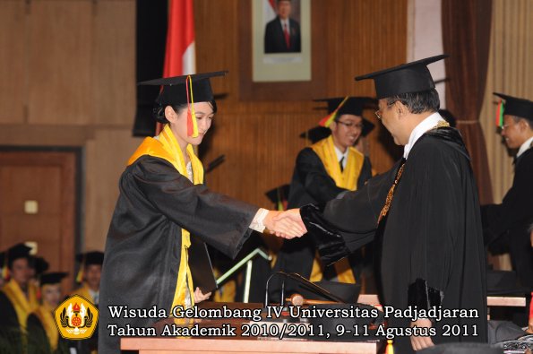 wisuda-fmipa-oleh-rektor-124