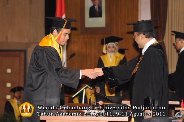 wisuda-fmipa-oleh-rektor-143