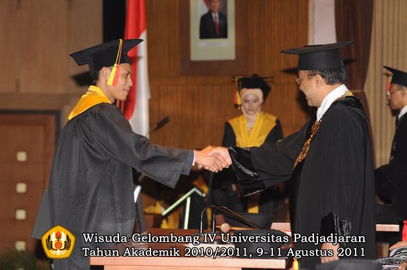 wisuda-fmipa-oleh-rektor-147