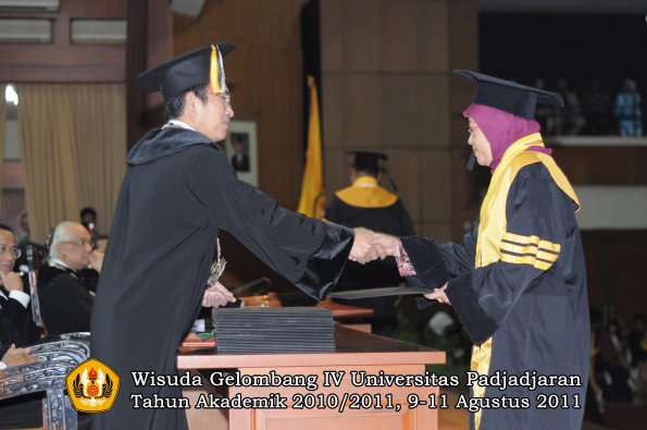 wisuda-pascasarjana-s3-s2-oleh-direktur-pasca-23