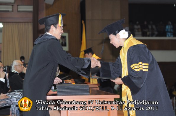 wisuda-pascasarjana-s3-s2-oleh-direktur-pasca-26