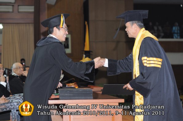 wisuda-pascasarjana-s3-s2-oleh-direktur-pasca-27