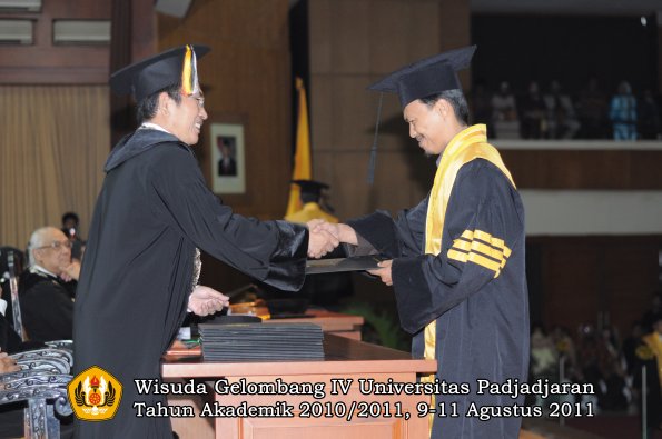 wisuda-pascasarjana-s3-s2-oleh-direktur-pasca-28