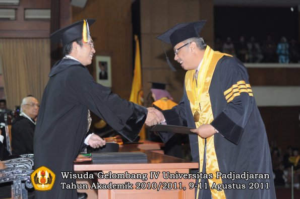 wisuda-pascasarjana-s3-s2-oleh-direktur-pasca-36