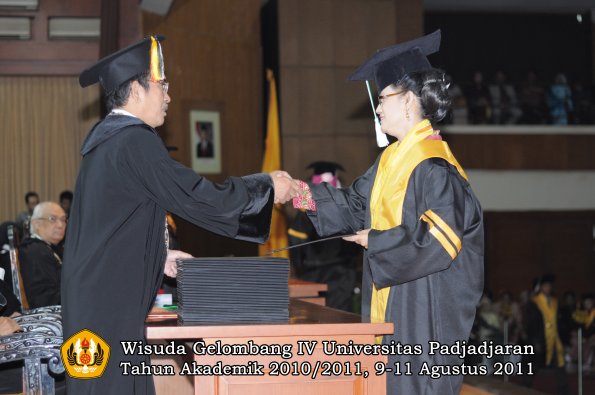 wisuda-pascasarjana-s3-s2-oleh-direktur-pasca-50