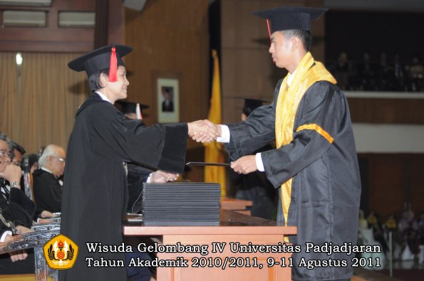 wisuda-fh-oleh-dekan-013