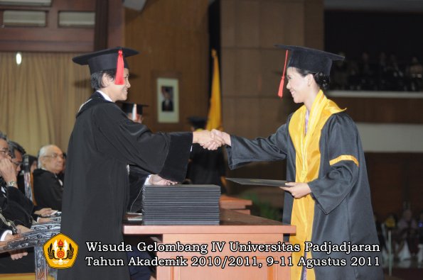 wisuda-fh-oleh-dekan-016