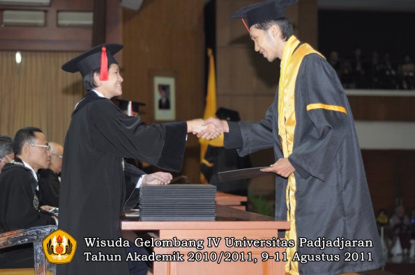 wisuda-fh-oleh-dekan-019